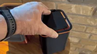 Distributeur de nourriture pour oiseaux ou poissons avec couvercle — photo 1
