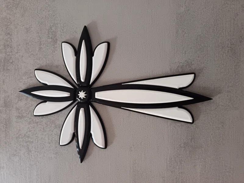 Cruz decorativa en 3D con diseño floral moderno
