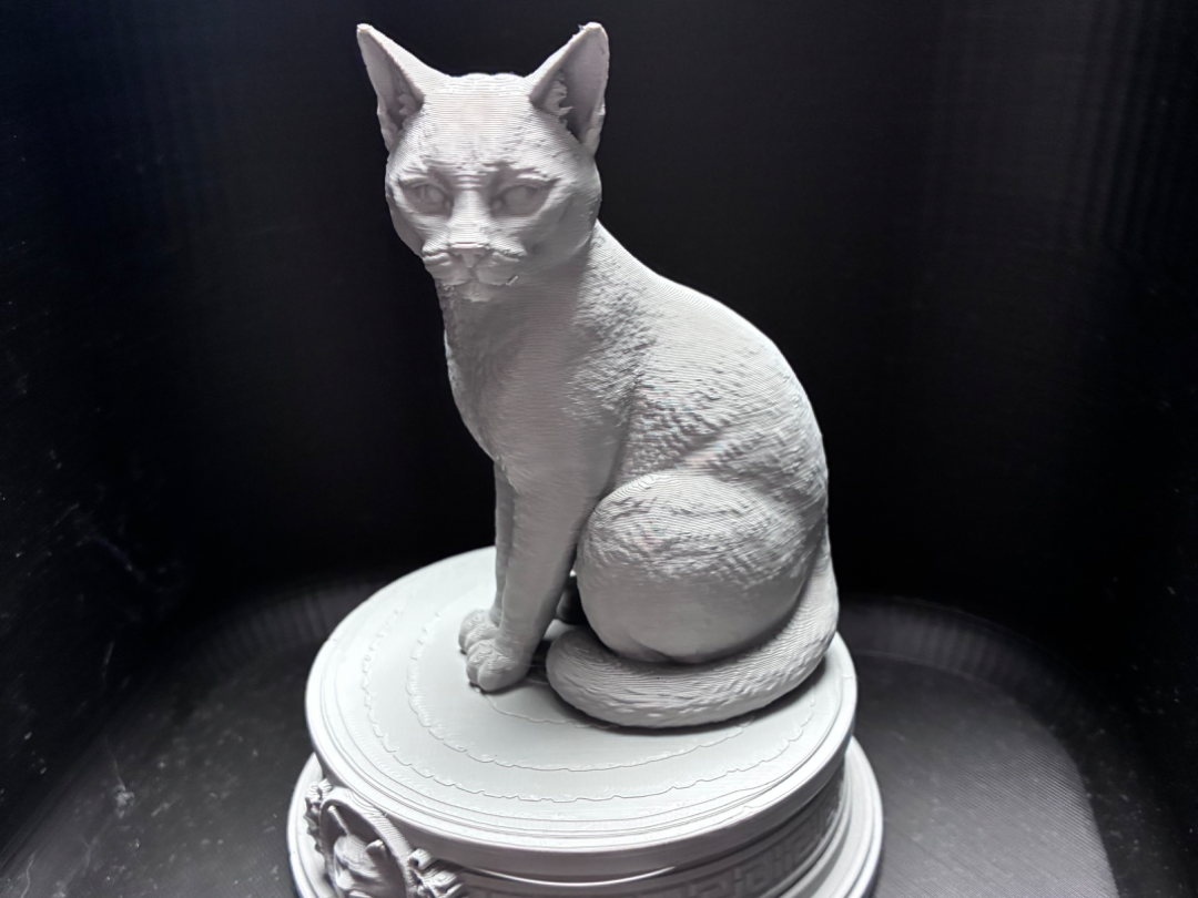Elegante sitzende Katze auf verziertem Sockel