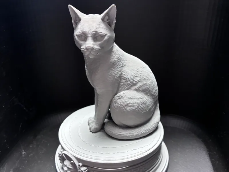 Elegante sitzende Katze auf verziertem Sockel