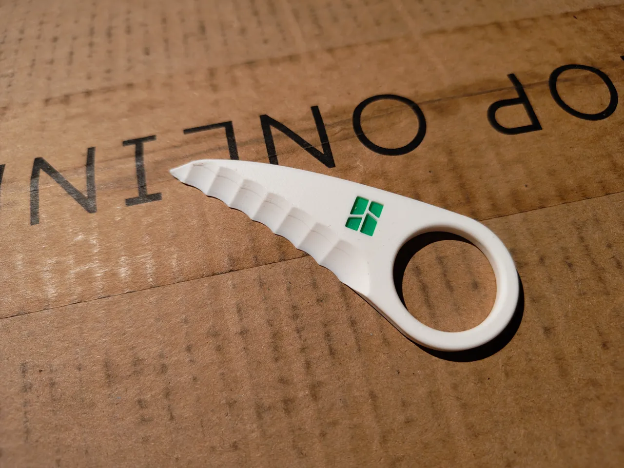 Box opener plastic knife with teeth and bambu logo view 2