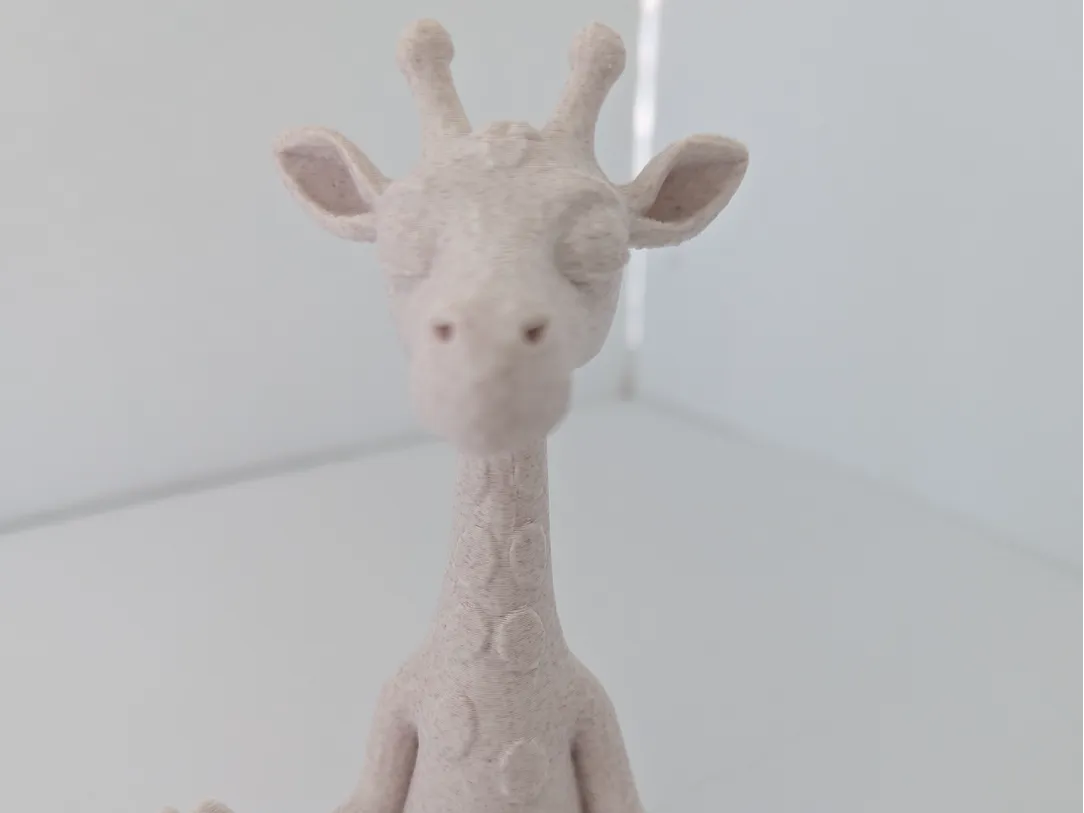 Girafe zen en posture de yoga