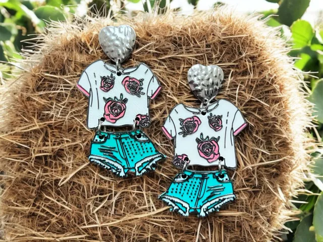 Pendientes camiseta y pantalones