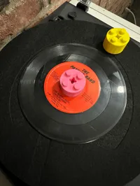 Adaptateur vinyle 45 tours façon brique Lego — photo 1