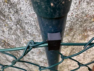 Zaunpfosten Spanndrahtbefestigung