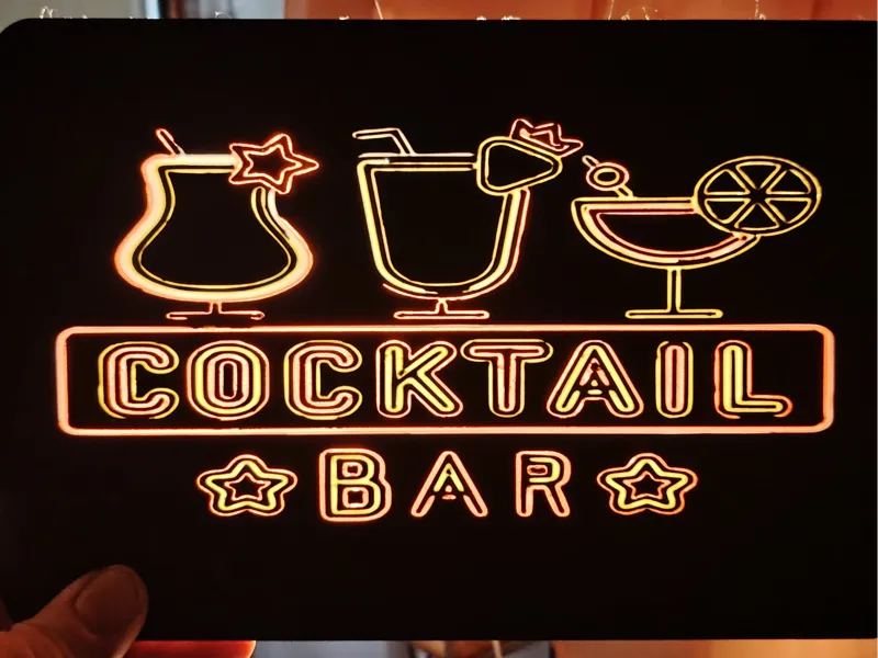 Frontplatte für das Neujahrsschild Cocktail Bar