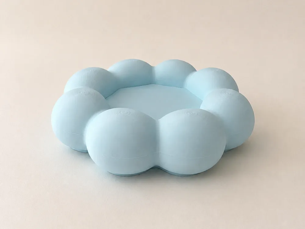 Letrero o emblema decorativo: Puffy Cloud Coaster – Cute Minimal Cup Coaster. Referencia del modelo original.