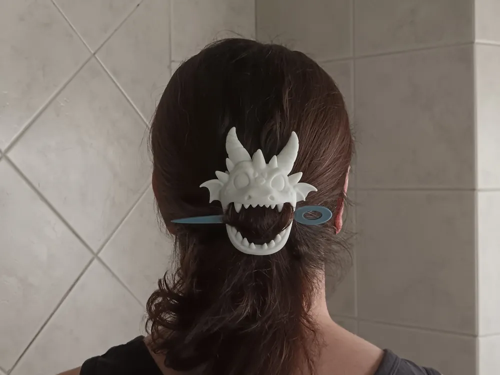Pieza para disfraz o exhibición: Goofy Dragon Mask Chignon Hair Pin. Referencia del modelo original.