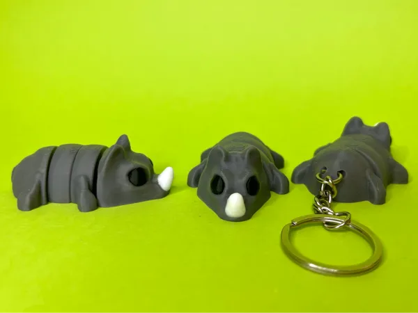 Bébé rhinocéros articulé — porte-clés