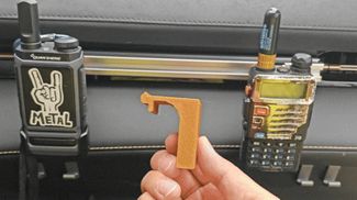 宝骏云海副驾扶手箱拓展对讲机支架
