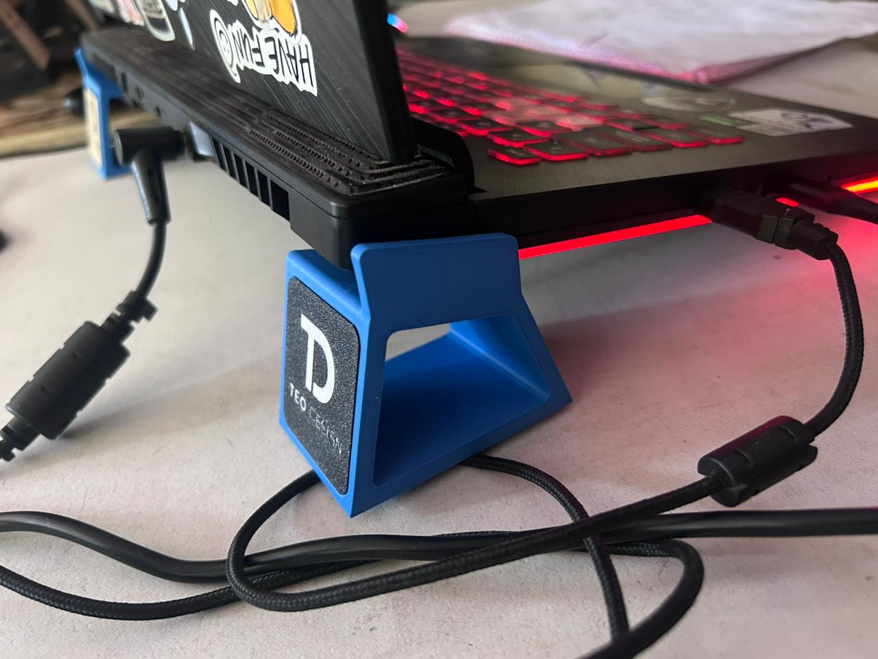 Laptop stand with interchangeable logo