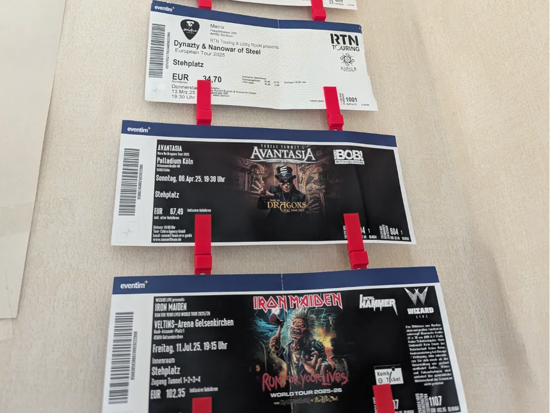 Support mural pour tickets de concert