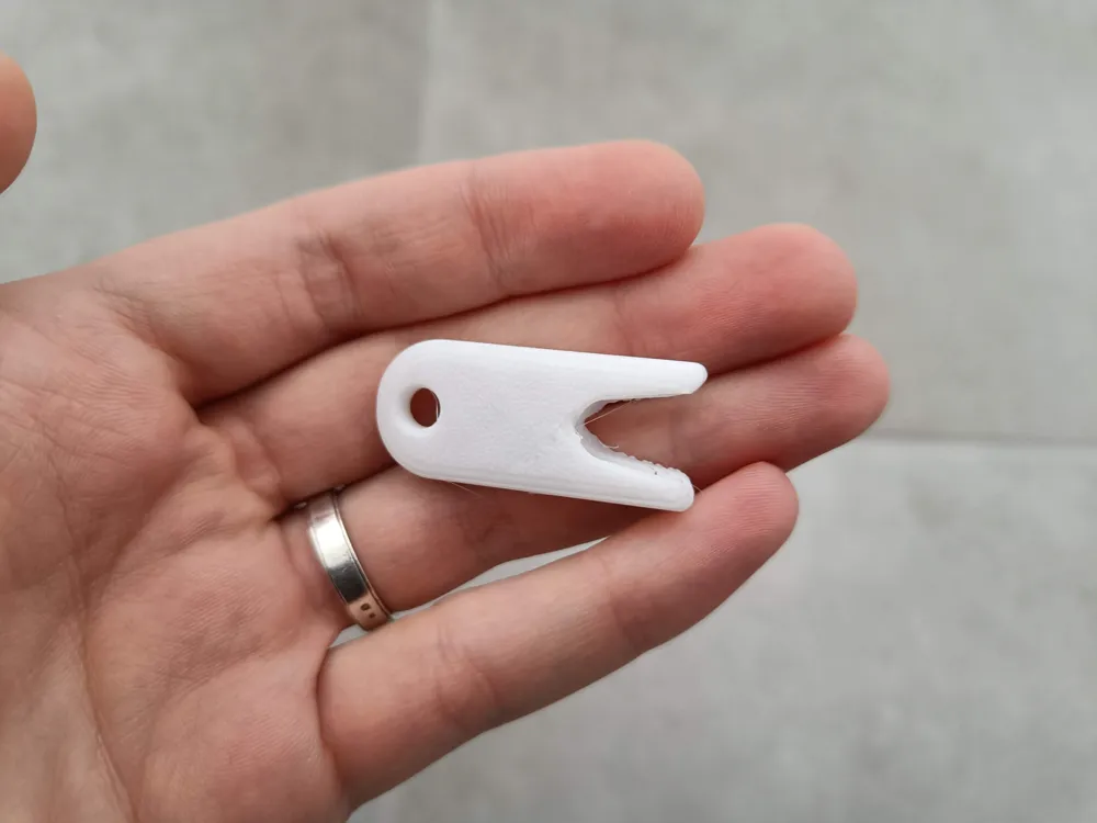 Car tyre stem valve cap removal keychain by nachovilly MakerWorld