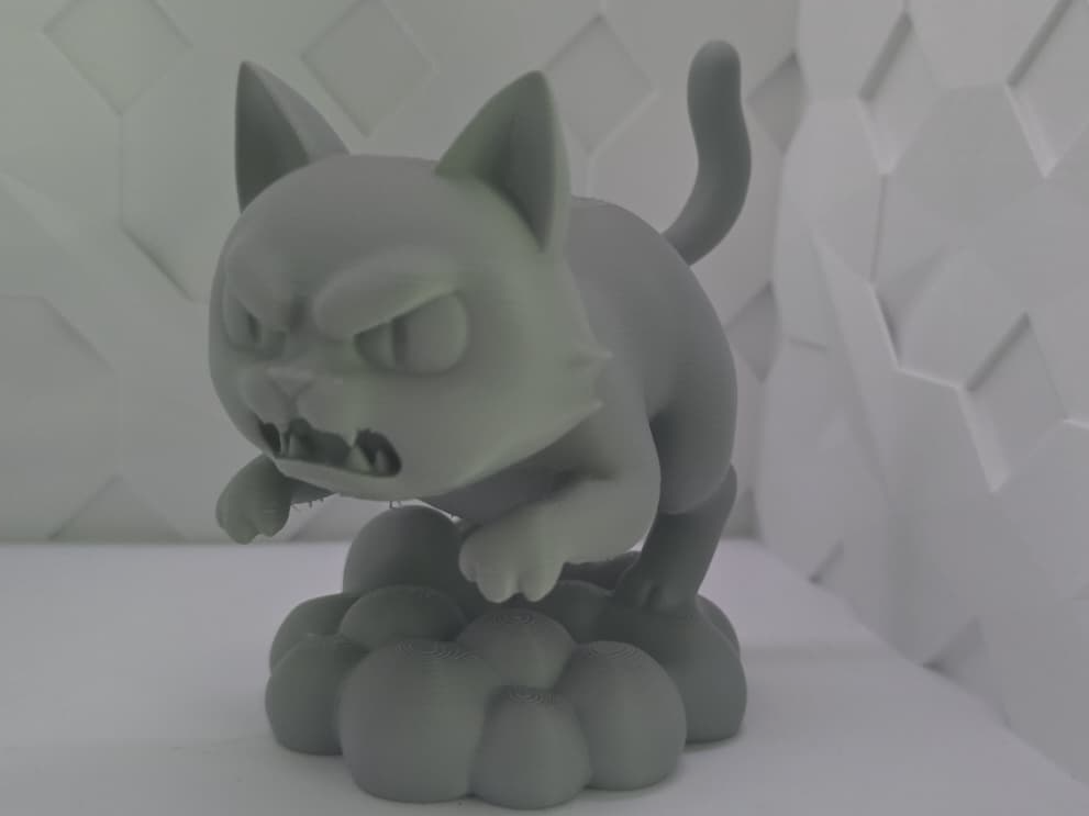 Wütende Katze auf Wolke 