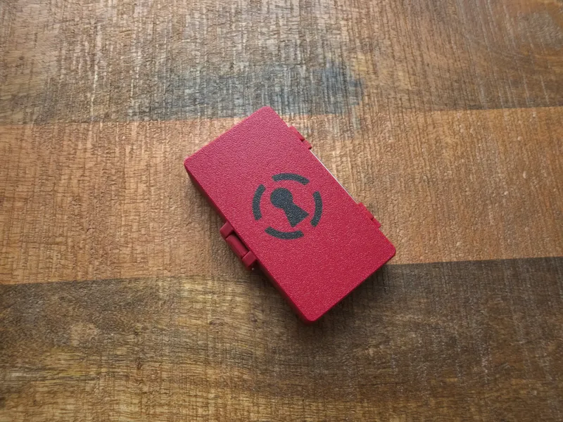 Compact latching box for Sparrows Disc Pick