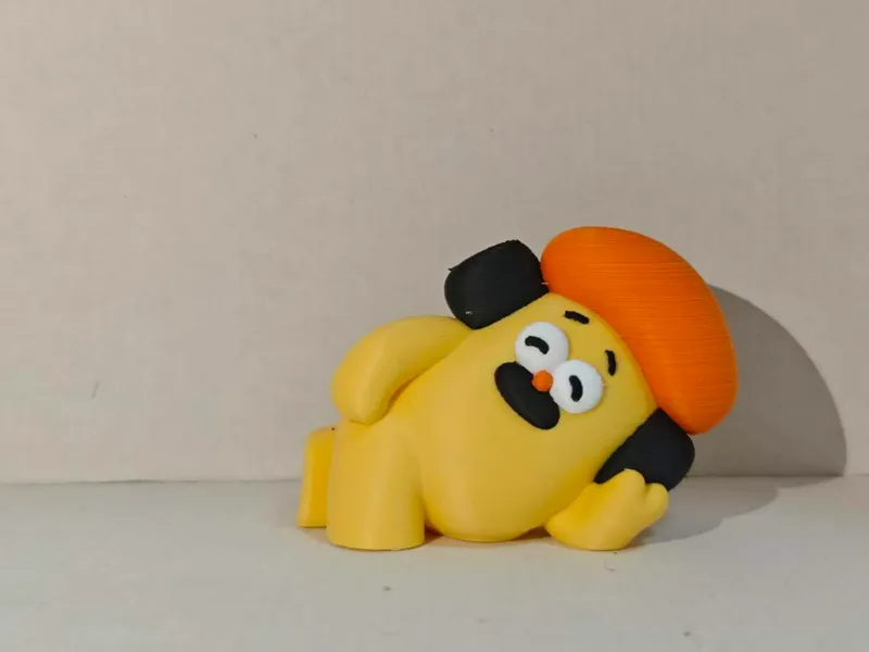 歪头橙帽小黄大叔摆件