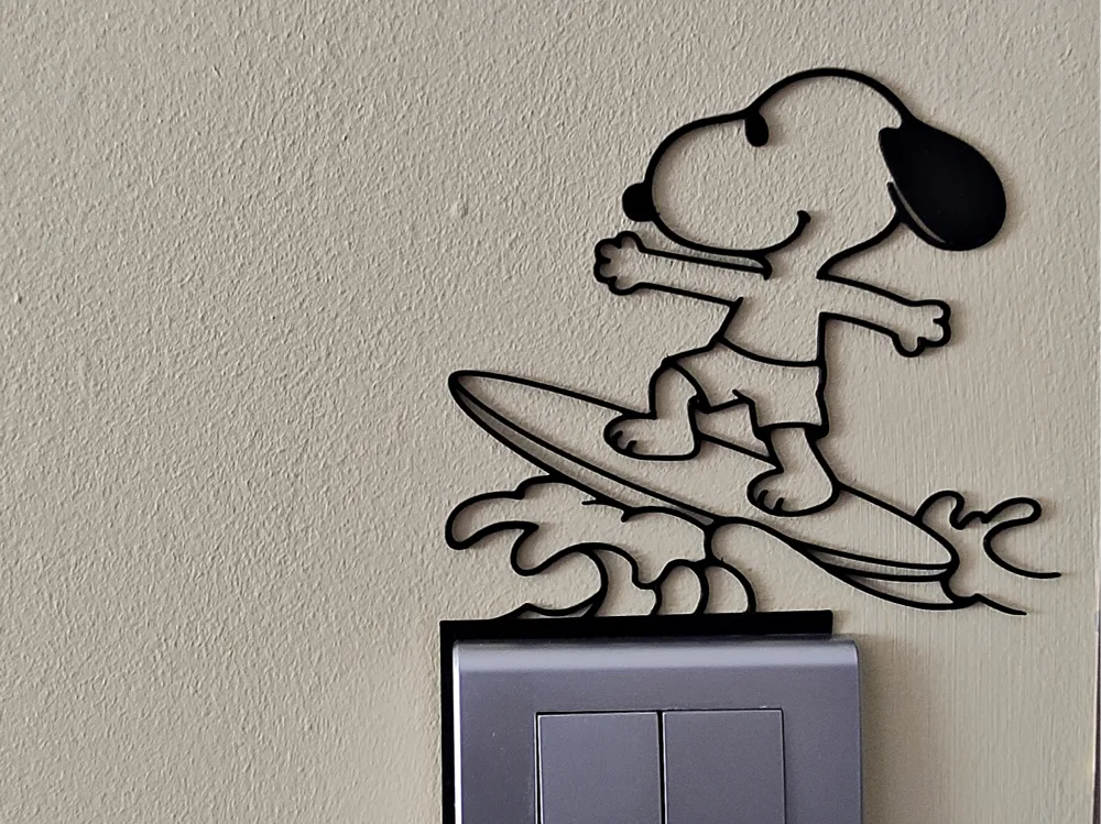 Adorno temático: Snoopy Light Switch / Outlet Decoration – Model 70. Referencia del modelo original.
