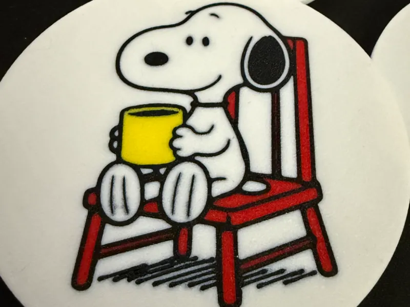 Untersetzer 10cm Snoopy mit Kaffeetasse auf Stuhl