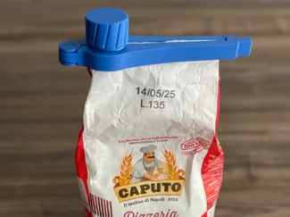 Clip for 1 kg package of flour