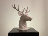 Tête de cerf sculpture à facettes hexagonales — photo 1