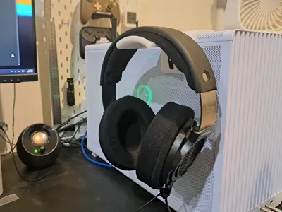 Headphone hanger - magnetic snap on PC case