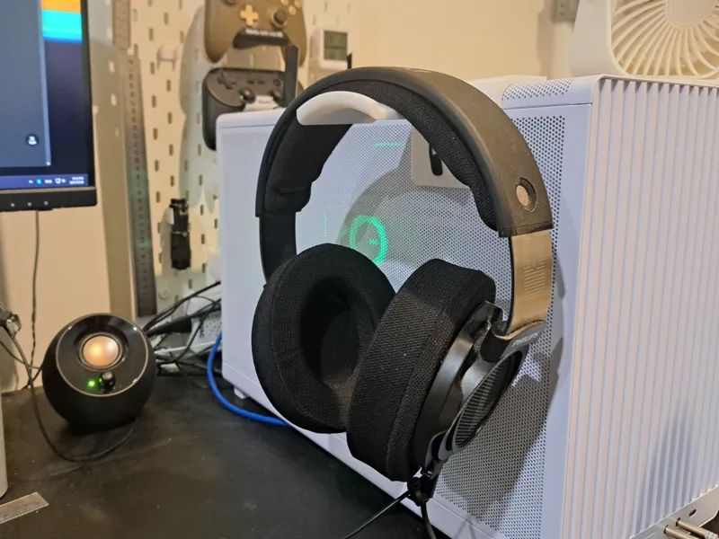 Headphone hanger - magnetic snap on PC case