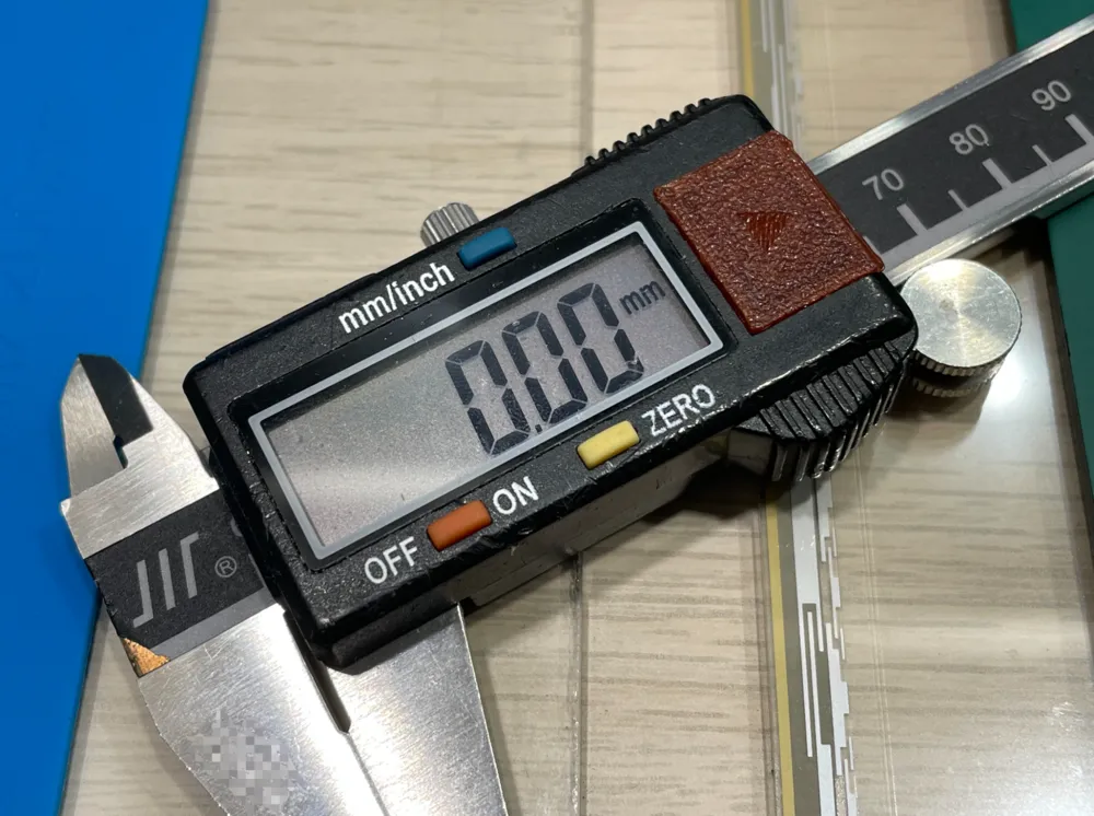 Battery Cover for Digital Caliper (川) 成量 游标卡尺 电池盖 by Shiny MakerWorld