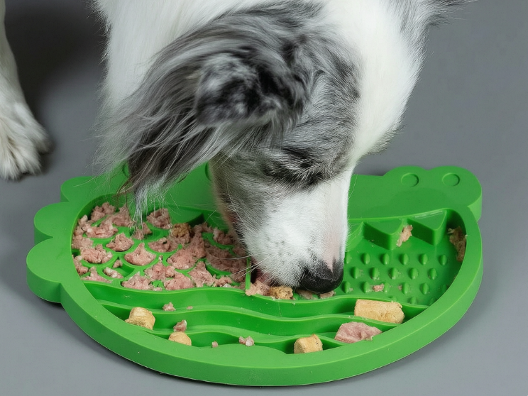 鳄鱼 狗狗慢食碗舔食盘宠物中大型犬狗藏食缓食碗