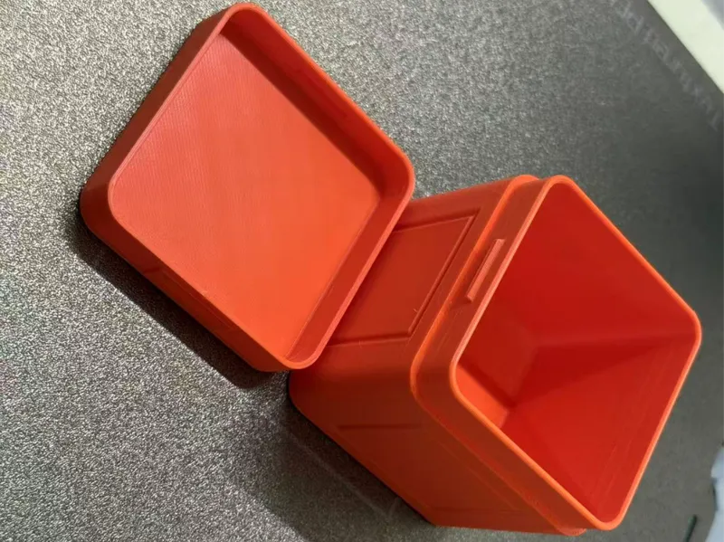 1个50mm的正方形盒子，设计紧凑，严丝合缝，简单开合