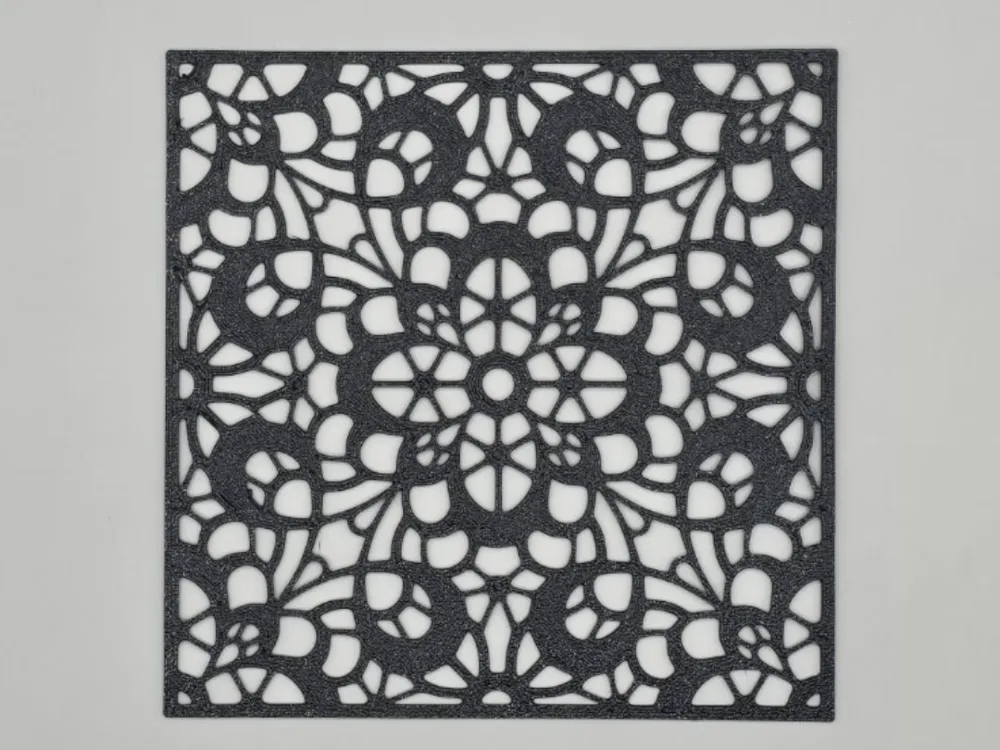 Letrero o emblema decorativo: Ornate Lace Mandala Square Stencil. Referencia del modelo original.