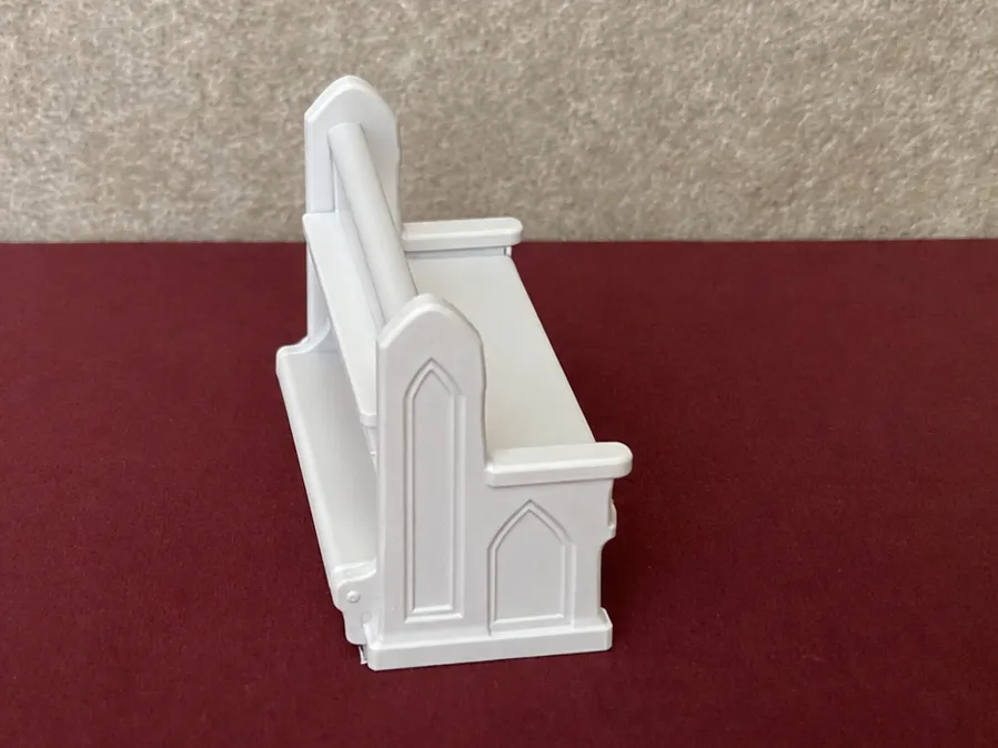 Soporte: Traditional Church Pew with Integrated Kneeler. Referencia del modelo original.
