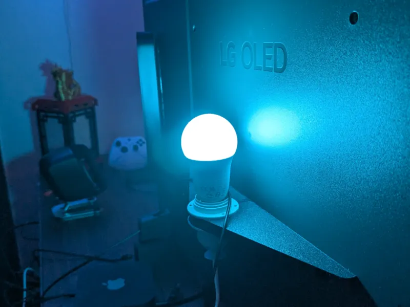 Light bulb behind TV (VESA 300)