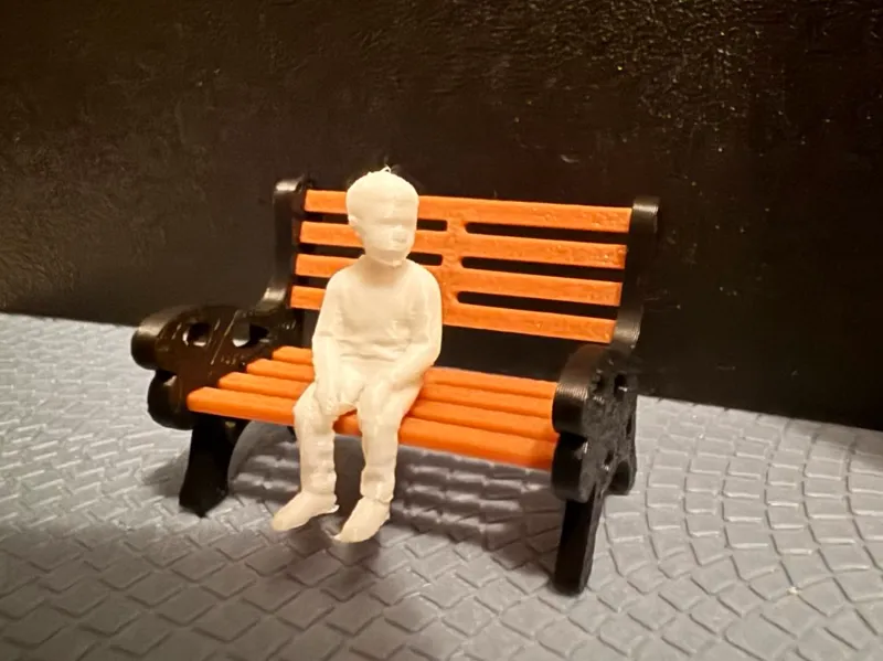 Figura de niño sentado 1:35