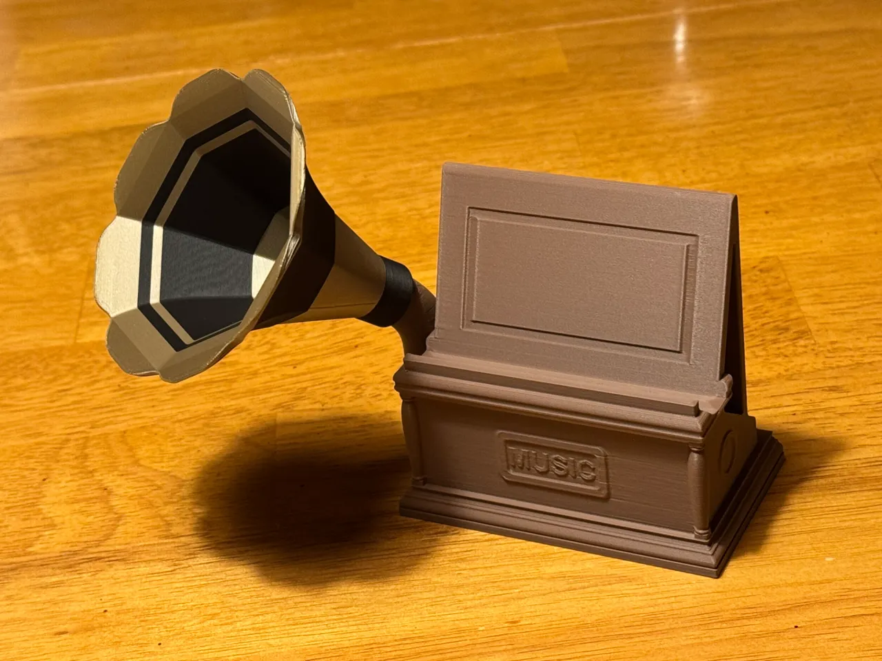 phonograph phone stand / amplifier view 2