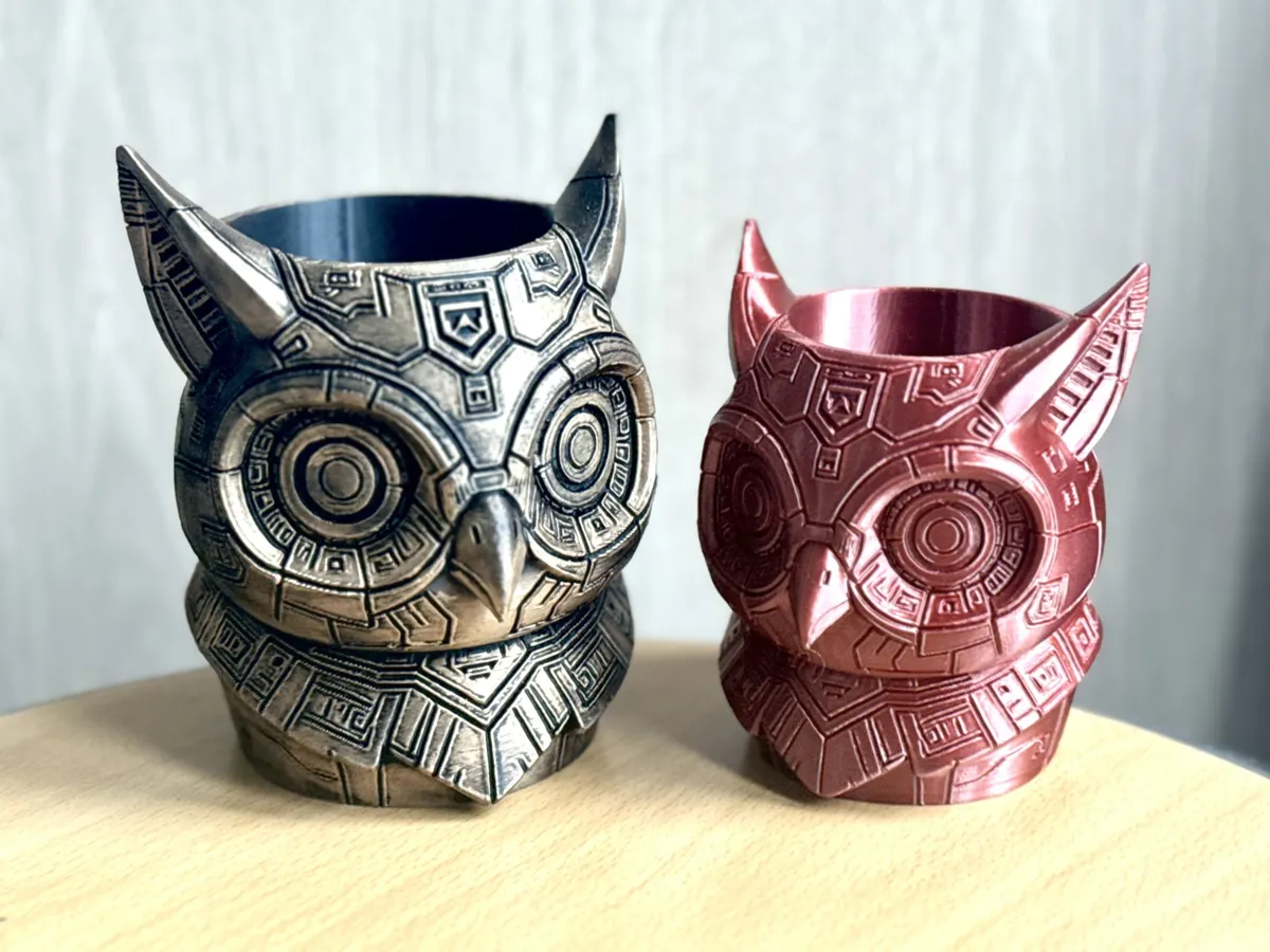 Grindle, hibou cyberpunk porte-stylos