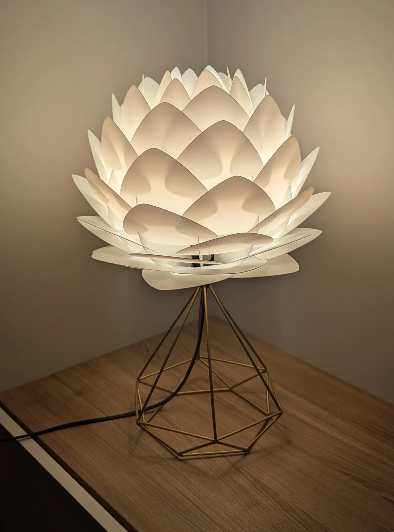 Lotus Lamp Shade, comes in 2 sizes, fits E14 / E27 view 2