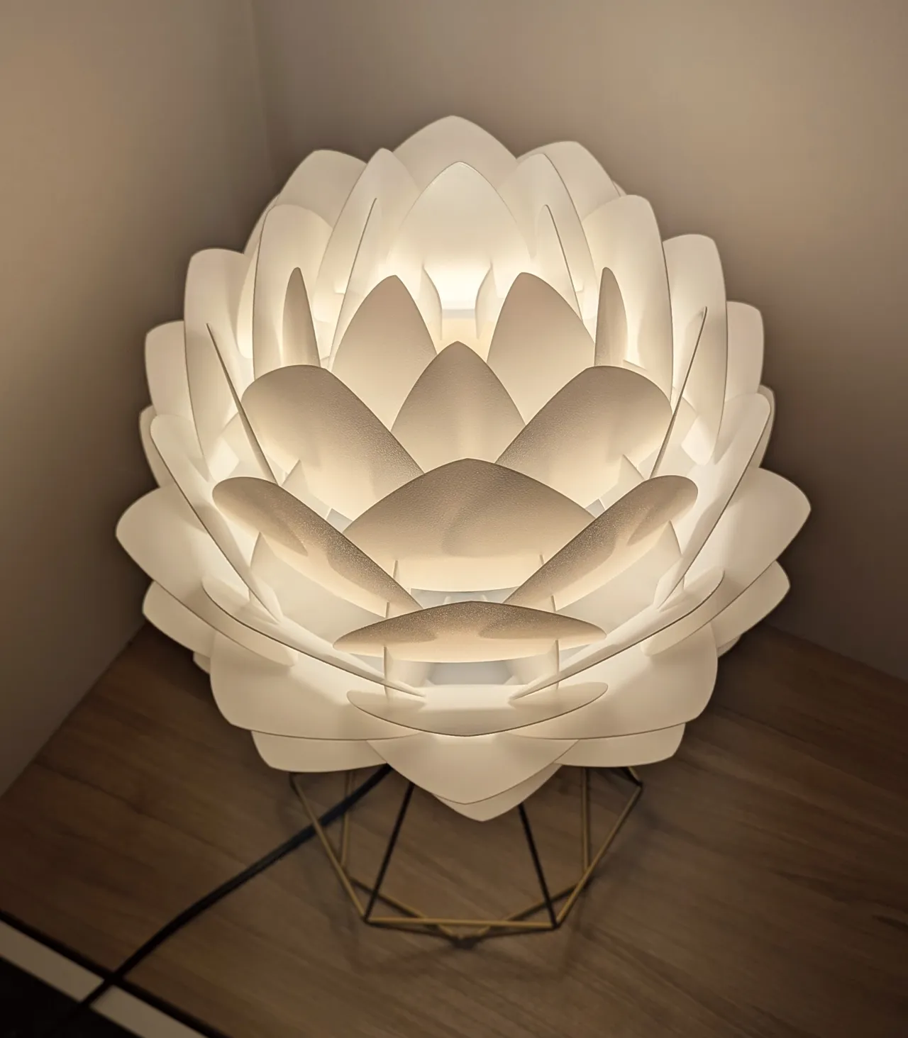 Lotus Lamp Shade, comes in 2 sizes, fits E14 / E27 view 3