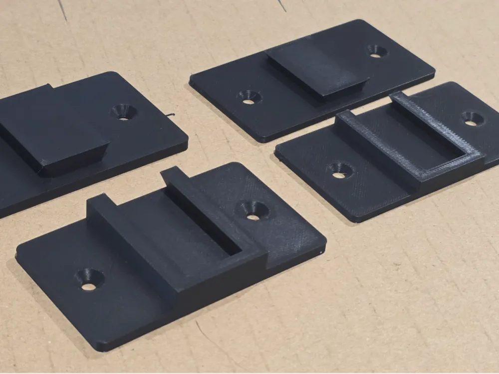 Marco decorativo: Interlocking Picture Frame Hangers. Referencia del modelo original.
