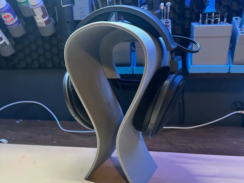 Headphone stand with wire wrap (Sennheiser HD 600)