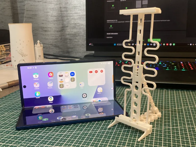 SAMSUNG_GALAXY_Z_FOLD_7_STAND_V2
