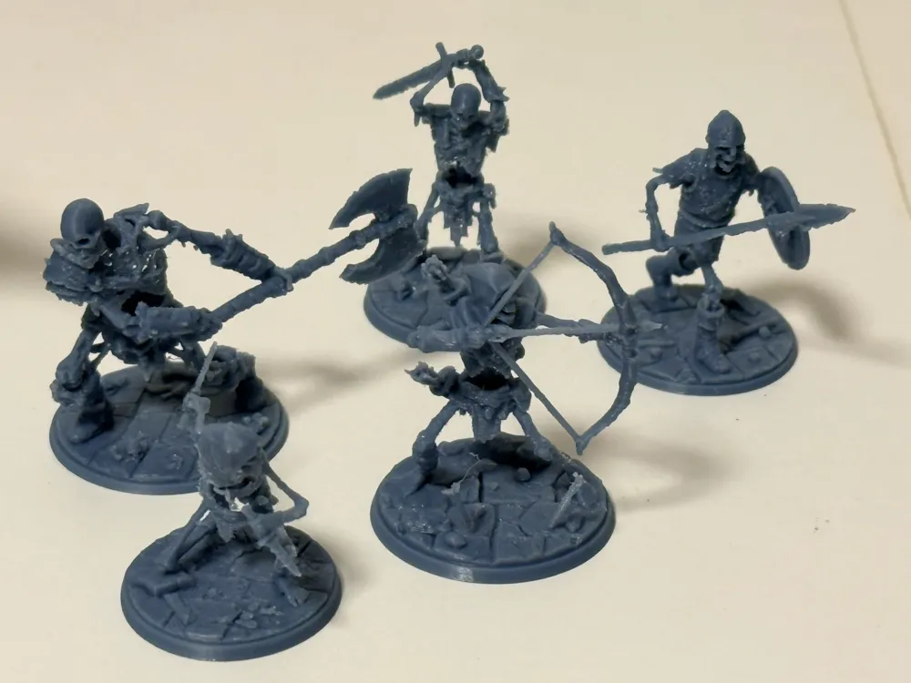 Adorno temático: Skeleton Warband 28mm Minis Set. Referencia del modelo original.