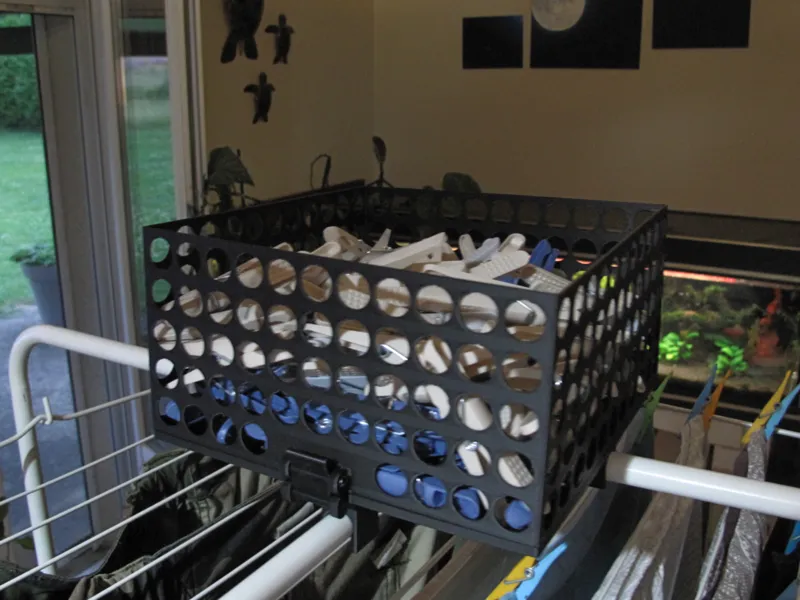 clothespin basket (panier pour pinces à linge)