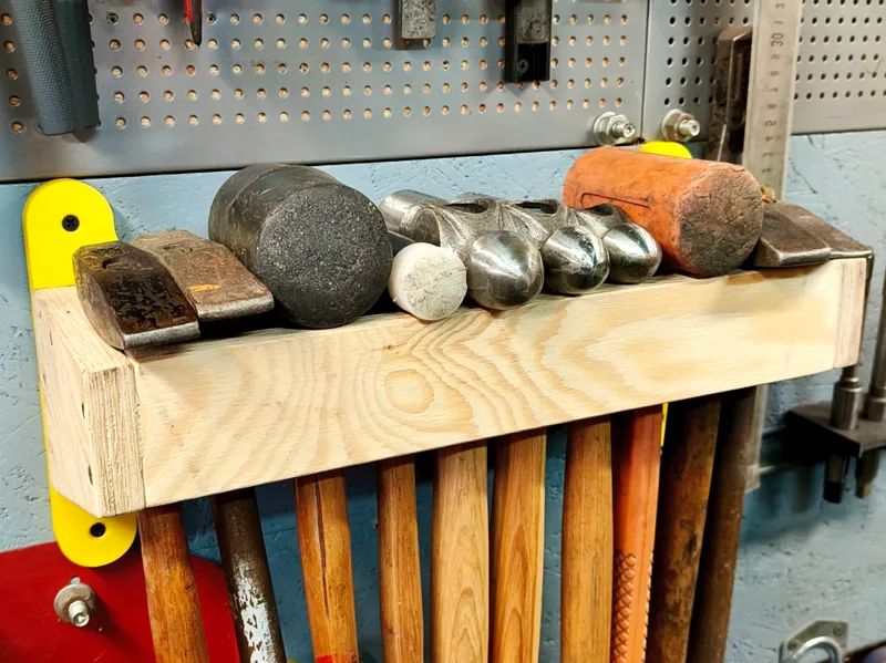 Universal hanging bracket for shelfs and cabinets