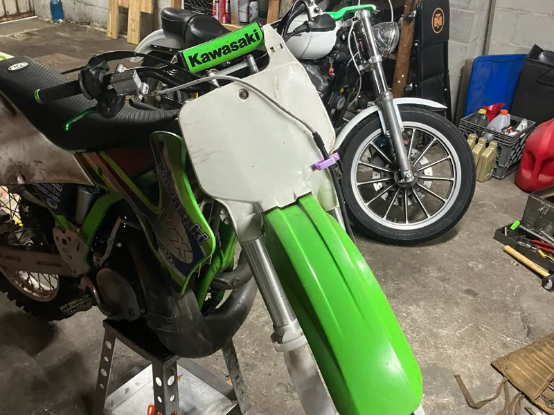 Dirtbike front brake line guide