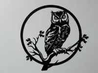 Silhouette ronde d'un hibou sur une branche — photo 1