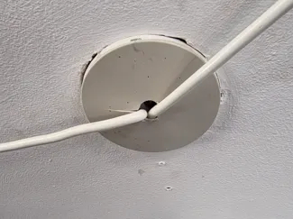 Lamp outlet's cover to the ceiling