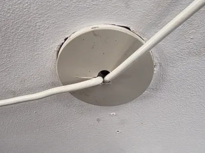 Lamp outlet's cover to the ceiling