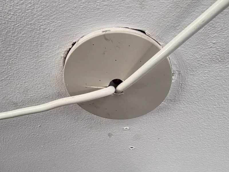 Lamp outlet's cover to the ceiling