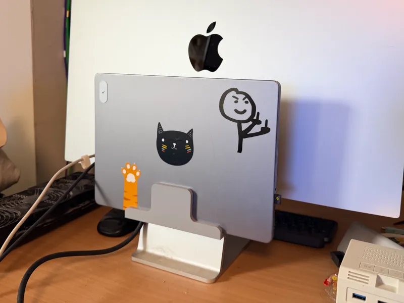 MacBook Pro Studio Display 顯示器支架，包含電源線