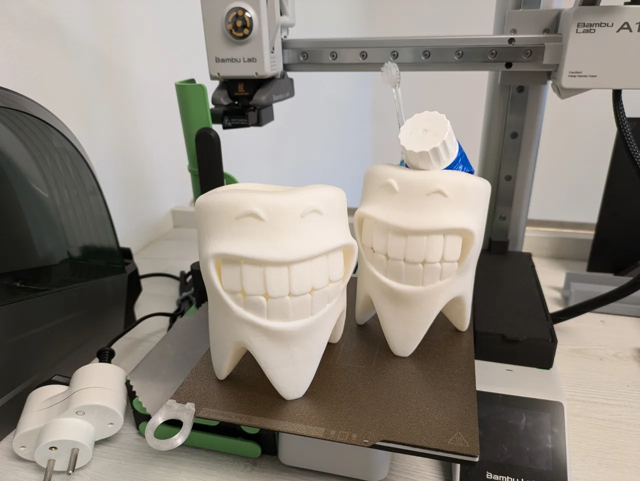 Toothbrush Holder - Smiling Tooth view 3